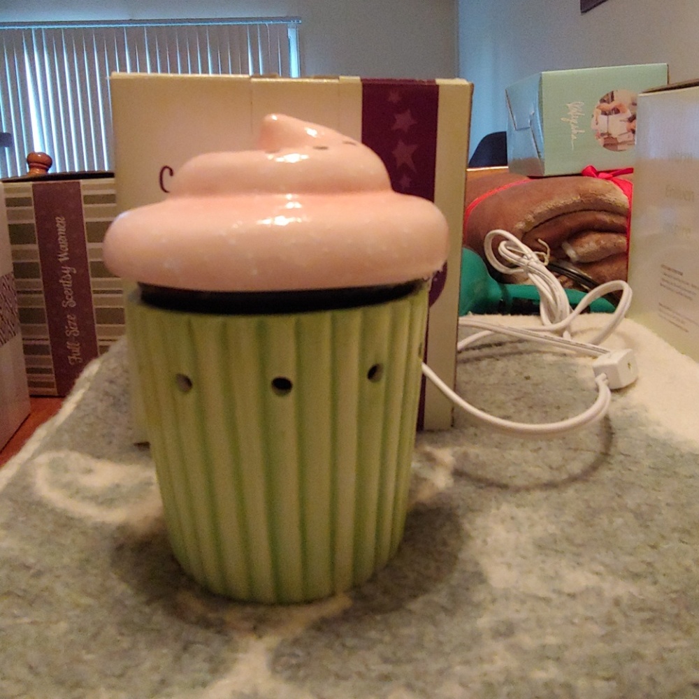 Scentsy mid size warmer Cupcake